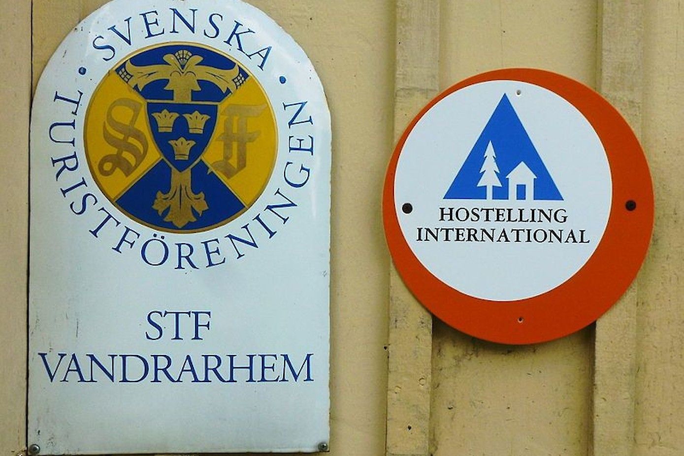 Gevel met een STF bord.