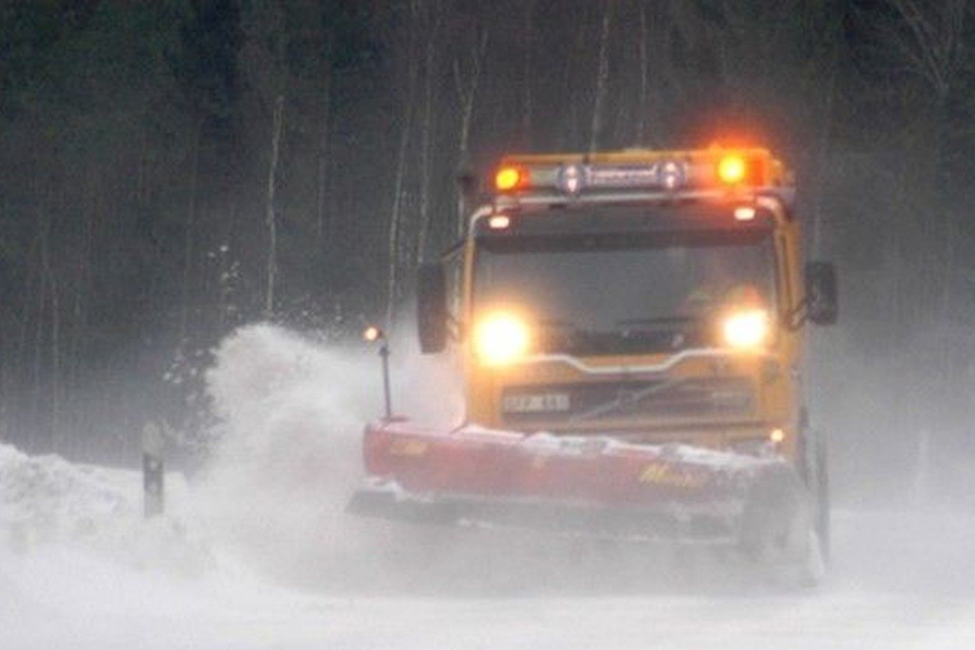 Sneeuwschuiver op de Zweedse wegen
