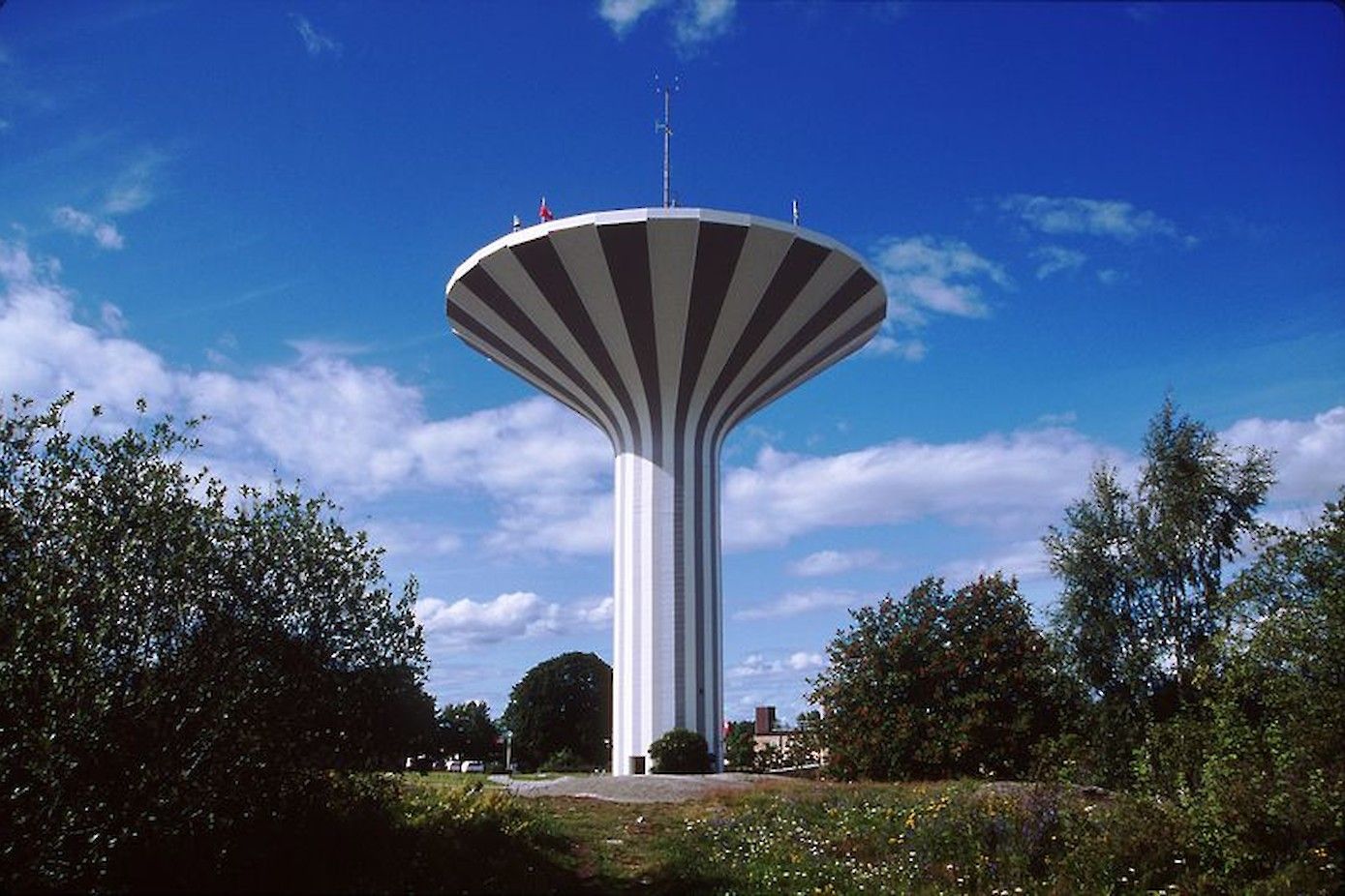 De watertoren Svampen (de Paddestoel) in Örebro.