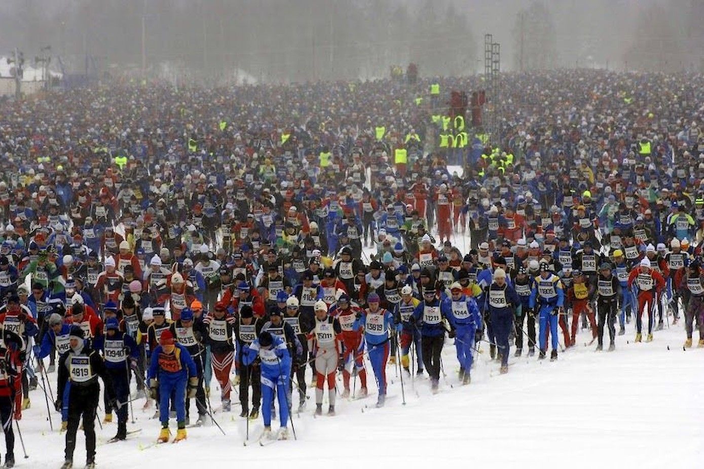 De start van Vasaloppet. De start van Öppet spår is iets rustiger.