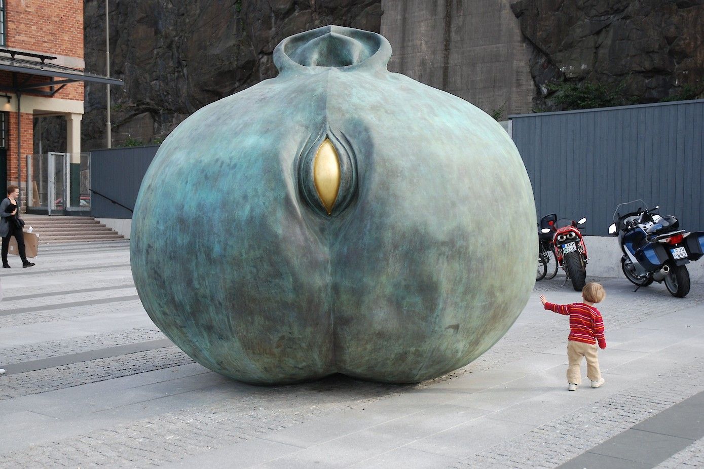 Sculptuur Torso van Dan Wolgers.