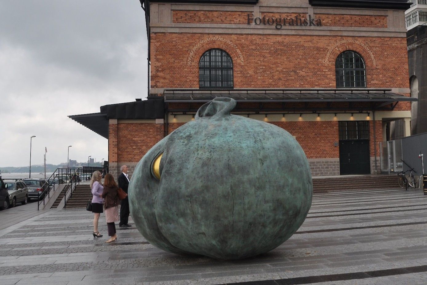 Sculptuur Torso van Dan Wolgers bij de ingang van Fotografiska Museet.