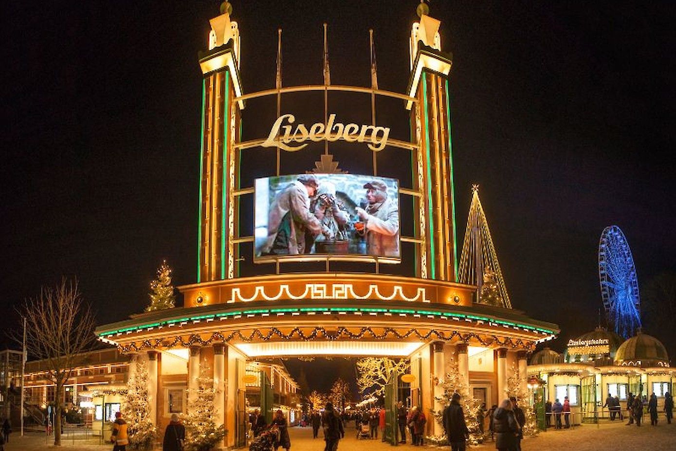 De hoofdingang van Liseberg tijdens Kerst op Liseberg (Jul på Liseberg).