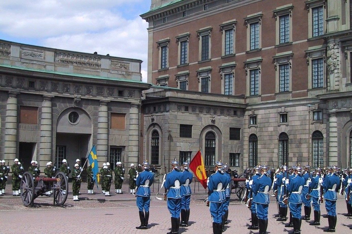 Wisseling van de wacht bij het Koninklijk paleis in Stockholm.