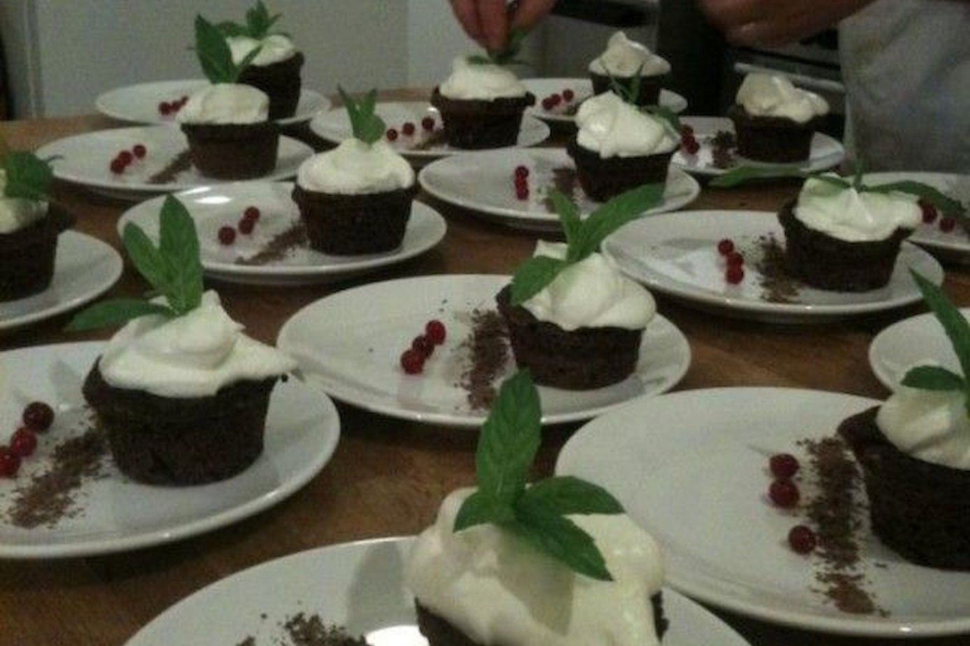 Torta caprese con panna.