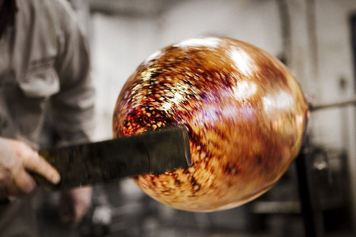 De produktie van glaskunst in de glasblazerij van Kosta.