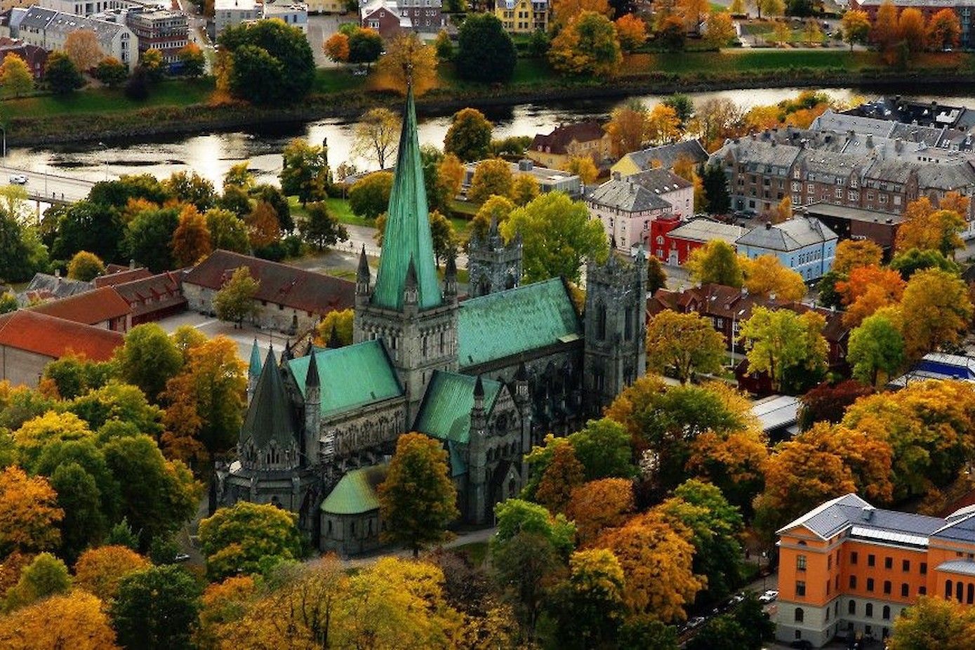 Luchtfoto van de Nidaroskathedraal.