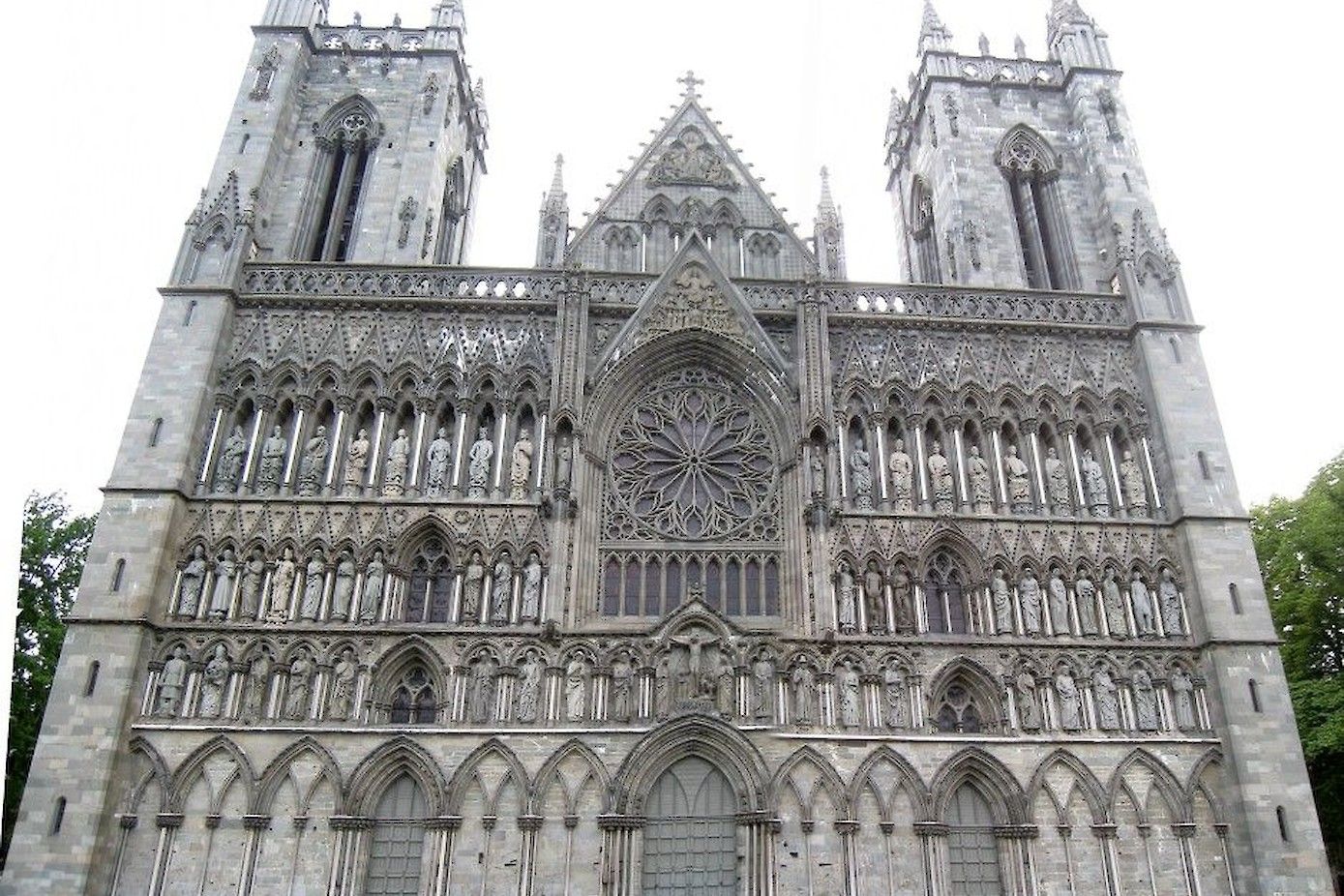 Voorzijde van de Nidaroskathedraal in Trondheim.