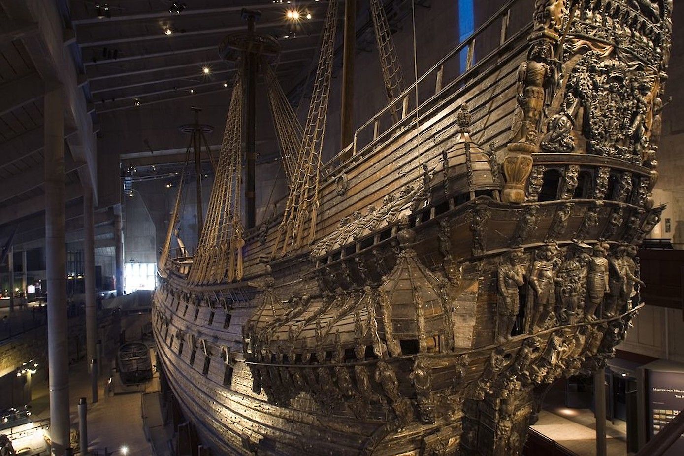 De Vasa is voorzien van meer dan 500 figuurbeelden, hier de achtersteven.