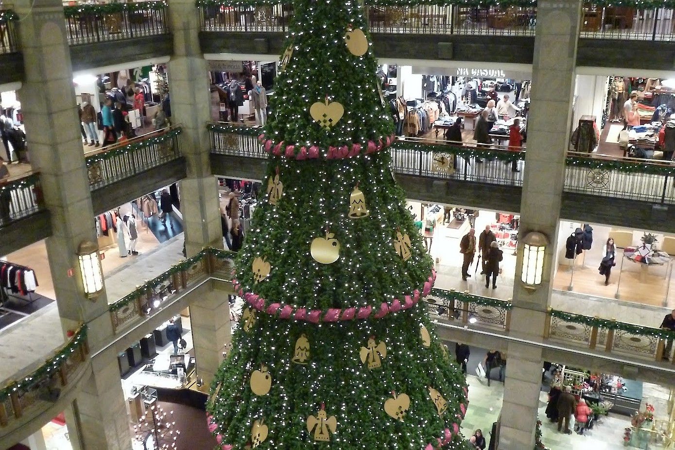 Kerstboom in NK in Stockholm