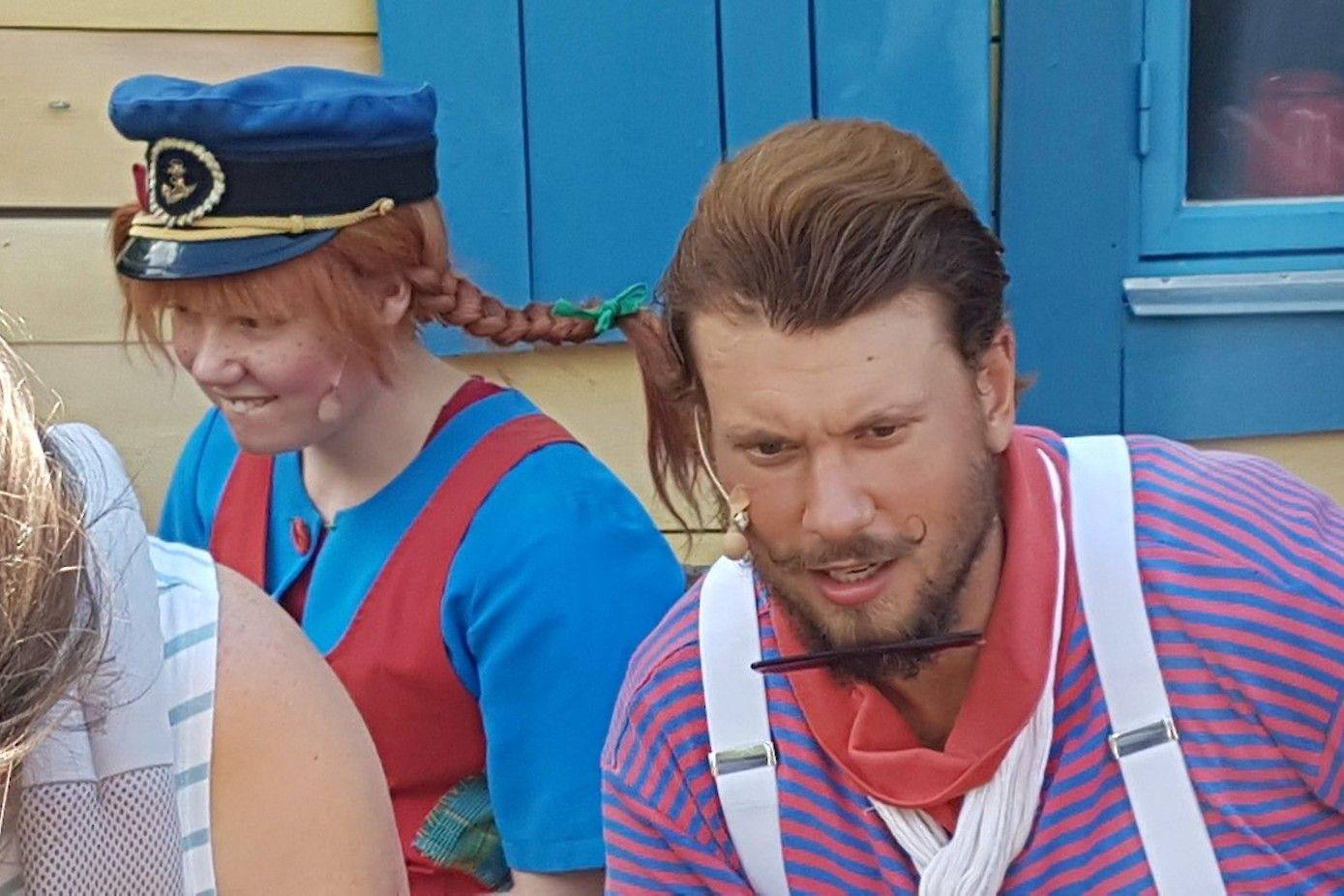 Pippi Langkous en haar vader voor Villa Kakelbont