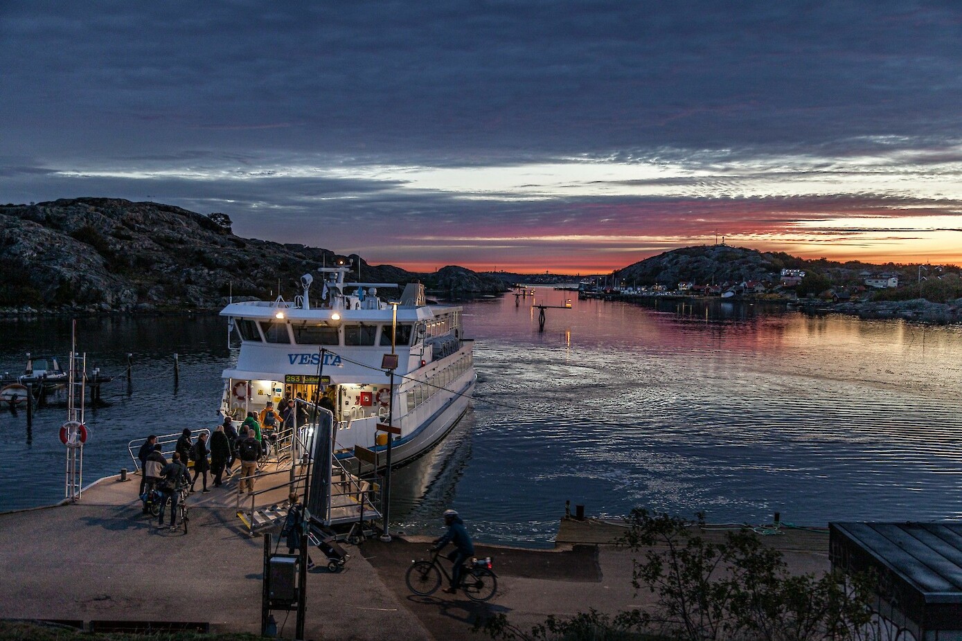 De ferry naar Brännö in de avondzon.