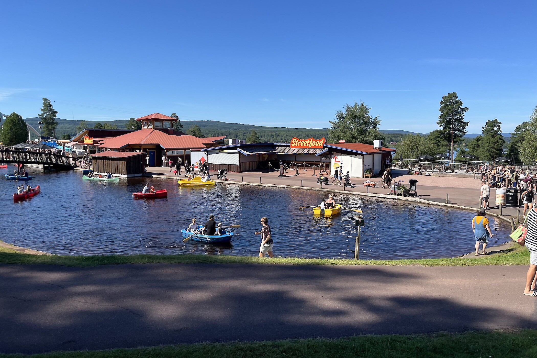 De vijver bij binnenkomst.