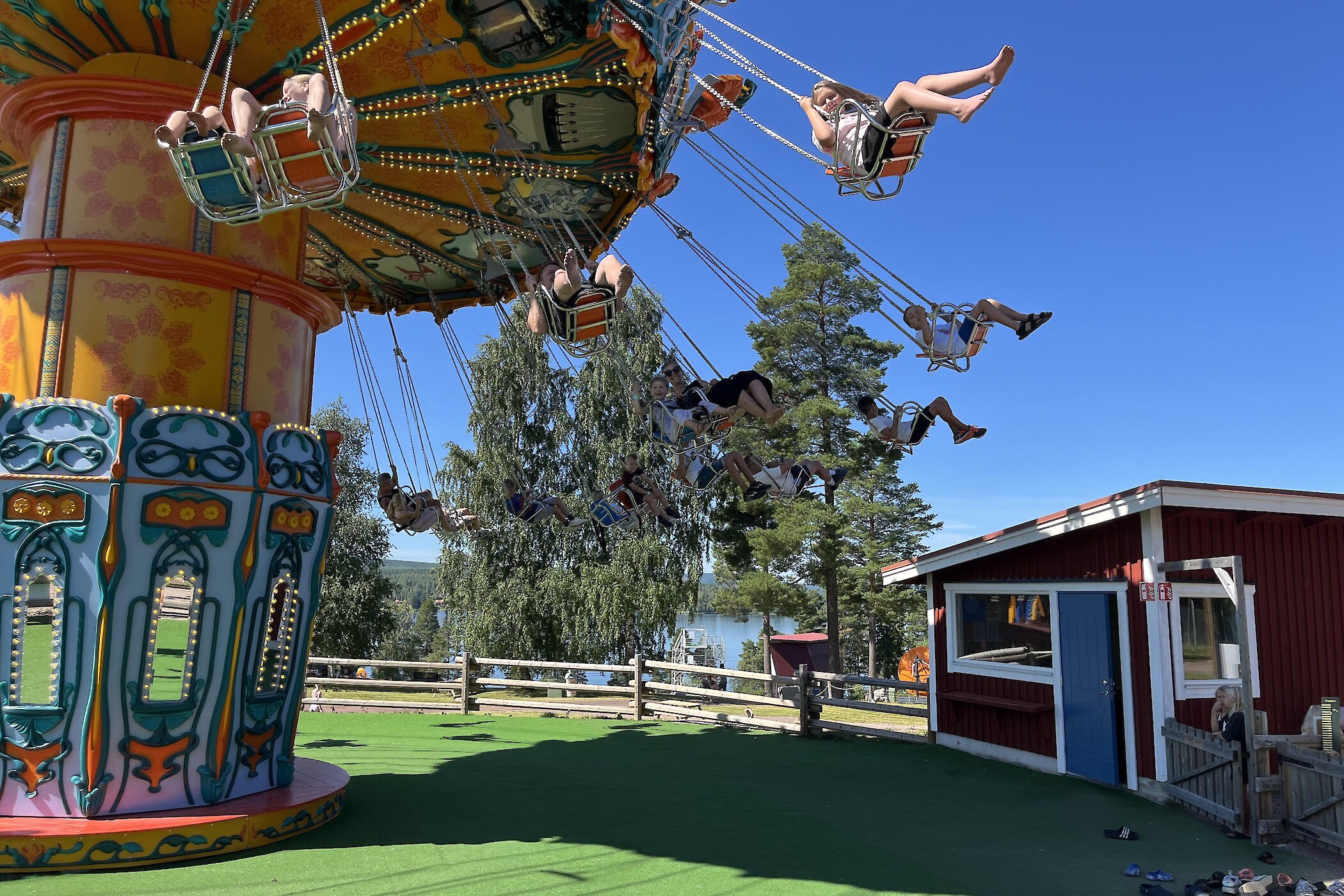 De zweefmolen in het kermisdeel van het park.